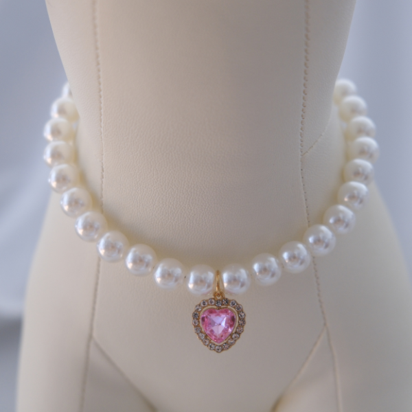 Royal Pearl Pet Necklace – Blush Pink Heart Pendant | Chic Jewelry for Stylish Pets
