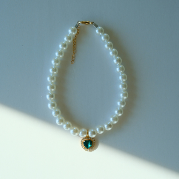 Royal Pearl Pet Necklace – Emerald Heart Charm | Luxury Look for Pets